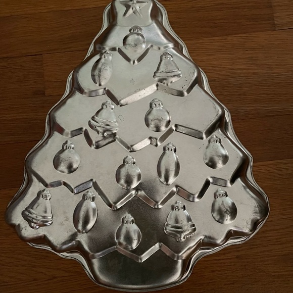 Christmas Tree Cake Pan 🎄 - Picture 2 of 2